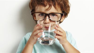 5 أفكار لتشجيع طفلك على شرب الماء