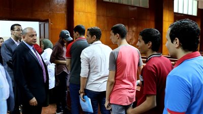 رئيس جامعة بني سويف يتفقد الإدارات الطبية لتهنئة العاملين بعيد الأضحى 2018