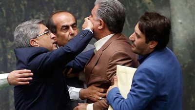 صور.. مشاجرة داخل البرلمان الإيراني عقب التصويت على سحب الثقة من وزير الاقتصاد