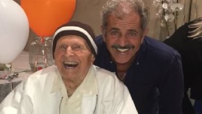 ميل جيبسون يحتفل بعيد ميلاد والده الـ 100