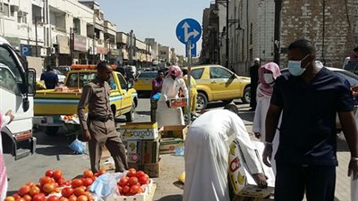 الباعة المتجولون في السعودية.. جنسيات مختلفة وبضائع مخالفة 