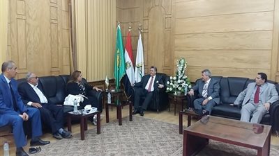 رئيس جامعة بنها يلتقي بـ لجنة السياحة بـ