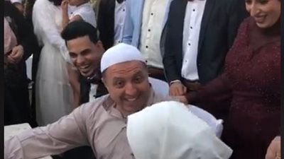 فيديو.. قصف جبهات غير متوقع بين مأذون وعروسة
