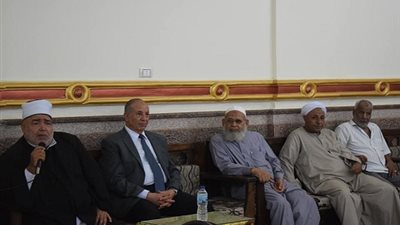 صور.. محافظ البحر الأحمر يؤدي واجب العزاء في إحدى أهالي الغردقة