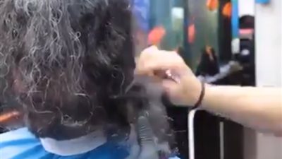فيديو.. عندما يكون الحلاق رجلا 