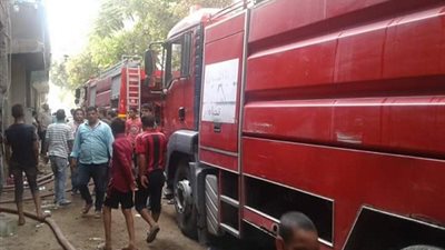 صور.. السيطرة علي حريق بمصنع بلاستيك بـ شبرا الخيمة