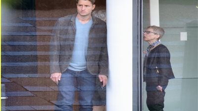 صور.. جاستين هارتلي ينشغل بتصوير مشاهد مسلسل This Is Us في فيلادلفيا