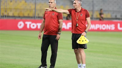 كارتيرون يوقف مران الأهلي أكثر من مرة.. تعرّف على السبب