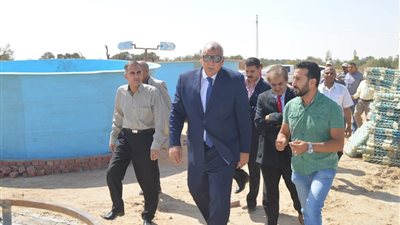 صور.. محافظ الوادي الجديد يتفقد مزرعة أسماك شمال الخارجة 