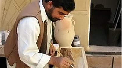 صور.. إعادة تجميل كهف الجارة بعد تلوثه من عمال رصف الطرق بالفرافرة