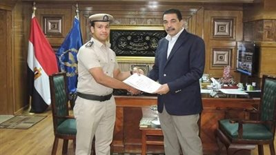 صور.. مدير أمن سوهاج يكرم أحد ضباط المرور لتفانيه في العمل