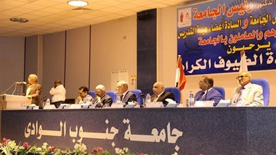 صور.. محافظ قنا ورئيس جامعة جنوب الوادي يفتتحان فعاليات المنتدى الثاني للشباب 