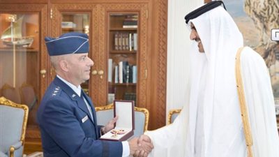 في رحلة البحث عن الذات.. أمير قطر يمنح قائد القيادة المركزية الأمريكية وسام الشرف العسكري