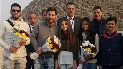 صورة لا تنسي.. ميسي يظهر في الاهرامات ويتفقد خوفو