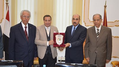خلال جلسته الشهرية.. مجلس جامعة الفيوم يكّرم عميد كلية الخدمة الاجتماعية