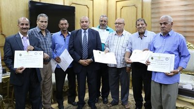 جامعة بني سويف تكرم 8 موظفين بالكليات المختلفة 