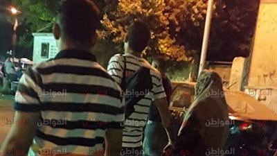 فيديو.. بعدما حملته في بطنها.. ابن يكافئ أمه بالضرب في الطريق العام