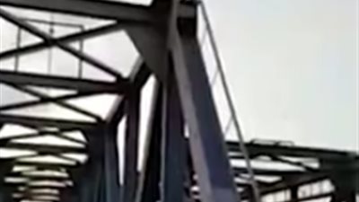 فيديو| لن تصدق.. صبي يتعرض لـ صدمة كهربائية والنهاية مفزعة
