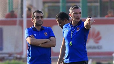 كارتيرون يحدد برنامج الأهلي التدريبي خلال توقف الدوري