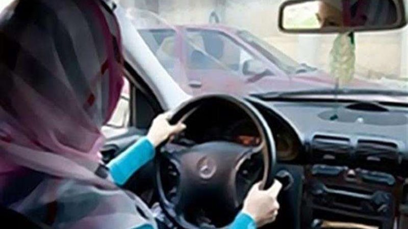 سيدة تعمل سائقة