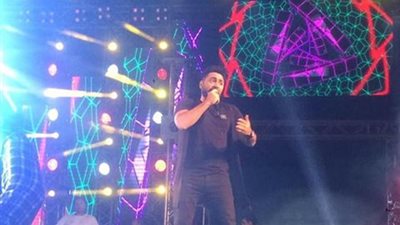 صور.. تامر حسني يفتتح حفل الشمس بـ