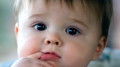كيف تتعاملين مع طفلك.. خبراء تنمية بشرية يوضحون خطورة الهواتف الحديثة على الأطفال