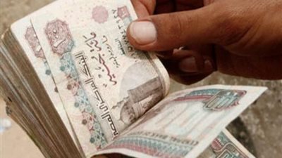 ضبط عامل بحوزته عملات ورقية مزيفه قبل ترويجها بـ الخصوص 