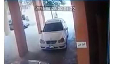 فيديو.. حرامي يسرق إمرأة في وضح النهار 