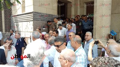 صور.. تشييع جنازة الصحفي حسين عبد الرازق بمسجد عمر مكرم