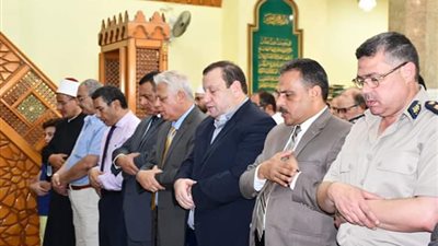 صور.. محافظ البحيرة الجديد يؤدي صلاة الجمعة بمسجد عطا بدمنهور