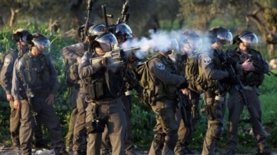 قوات الاحتلال تعتدي على المصليين الفلسطينيين بقنابل الغاز السامة
