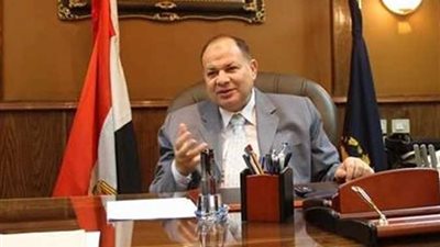 في أول يوم له.. الأهالي يلتفون حول محافظ الفيوم لعرض شكواهم عقب صلاة الجمعة