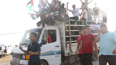 صور.. توافد المتظاهرين إلى حدود غزة.. وقوات الاحتلال تطلق النار 