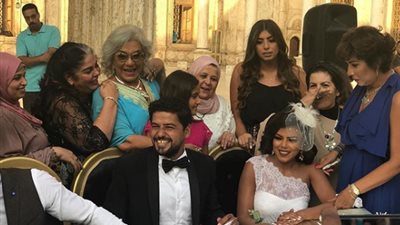 فيديو وصور.. غياب نجوم الفن عن عقد قران ناهد السباعي