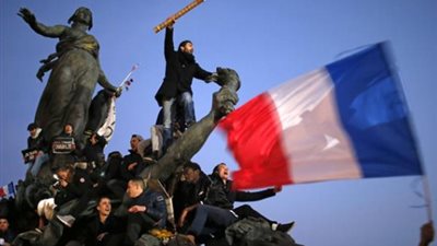 صورة لا تنسى .. قلم رصاص في مسيرة تأبين ضحايا شارل إبدو