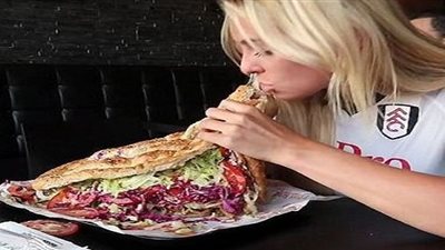 شاهد| لن تصدق.. فتاة تلتهم 3 كيلو جرامات من اللحم خلال دقائق معدودة