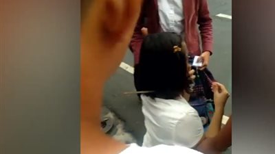مكنش يومك.. مختل يخترق رقبة امرأة بـ سيخ كباب