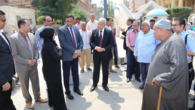 صور.. محافظ المنوفية يلتقي المواطنين أمام مقر الديوان العام ويستمع لمطالبهم