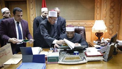 صور.. وكيل الأزهر يعتمد نتيجة الدور الثاني للشهادات الثانوية الأزهرية 