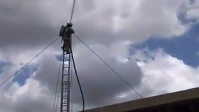 شاهد| رجل إطفاء يتعرض لحادث مفزع.. والسبب!