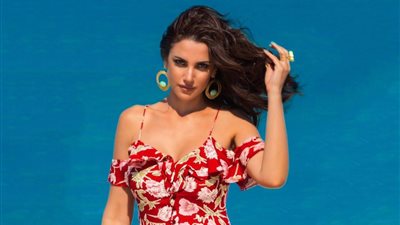 الفستان المفرش.. شاهد صيحة الفنانة درة التي أبهرت معجبيها