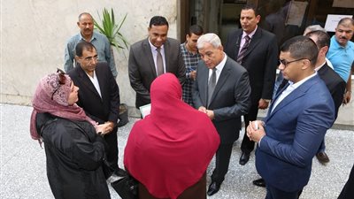 صور.. محافظ المنوفية يستمع لمطالب المواطنين.. ويؤكد على تطبيق القانون