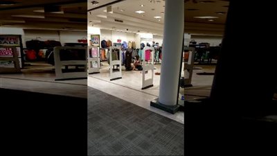 لن تصدق ماذا فعلت امرأة مع موظفة داخل متجر ملابس 