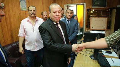 صور.. محافظ كفرالشيخ يتفقد إدارات الديوان العام ويلتقى بالمواطنين. 