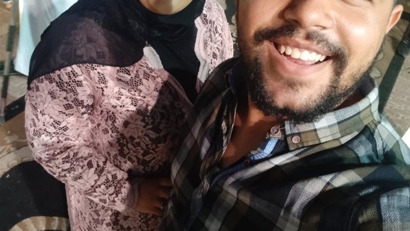صورة أبن مع أمه المتخرجة