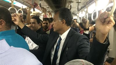 صور.. وزير النقل يتابع ملفات مترو الأنفاق من داخل العربات
