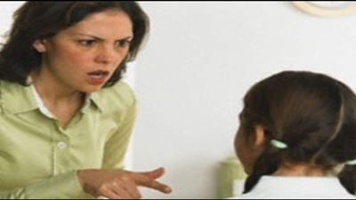 بطريقة منعدمة الرحمة.. كيف عاقبت الأم ابنتها؟