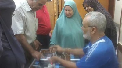 صور.. بدء تطبيق نظام البصمه للحضور والإنصراف بـ