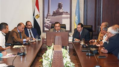 محافظ الإسكندرية يعقد اجتماعا لمناقشة آليات التعامل مع الإشغالات والتعديات بالثغر