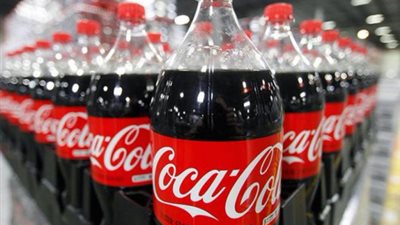 قبل ما ترمي علبة الكوكاكولا.. تعرف على بعض استخداماتها الجميلة